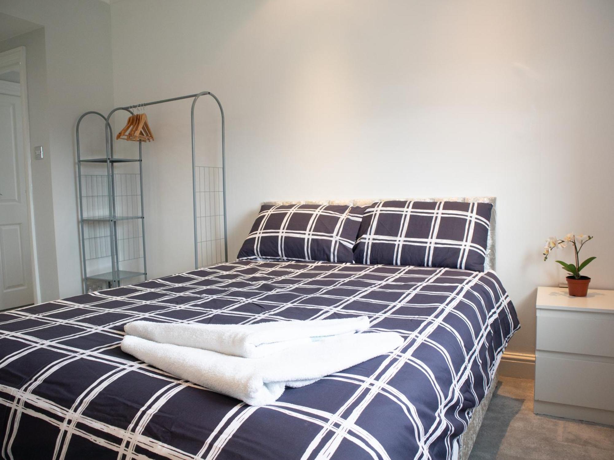 Bright Private Terrace - Free Private Parking - Tv - Wifi - Netflix Appartement Croydon Buitenkant foto