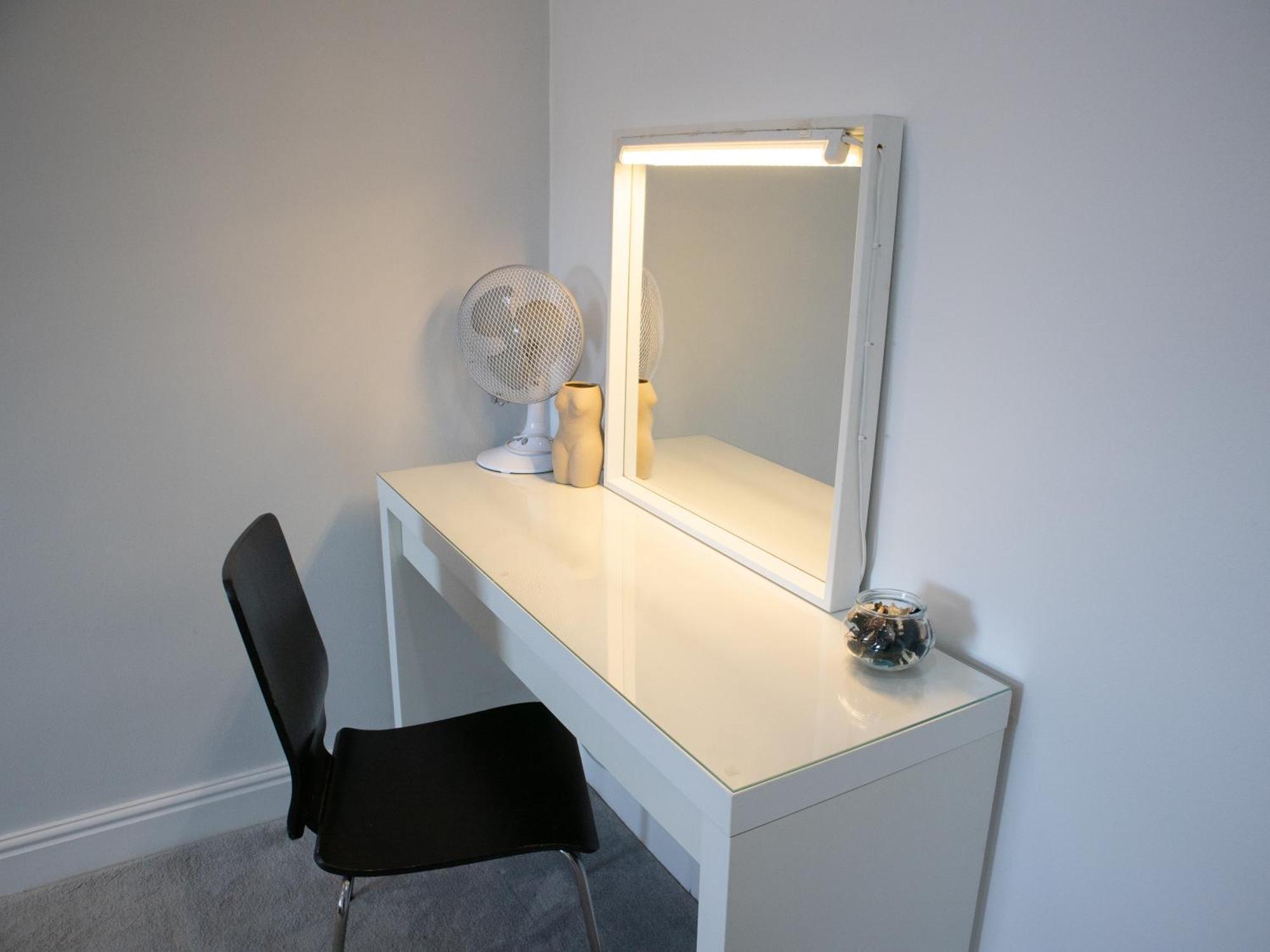 Bright Private Terrace - Free Private Parking - Tv - Wifi - Netflix Appartement Croydon Buitenkant foto